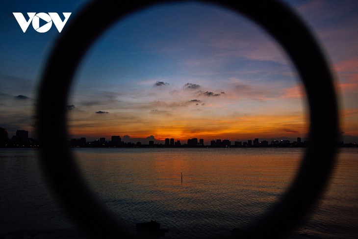 Le coucher du soleil sur le lac de l'Ouest - ảnh 9