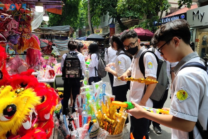 Hanoi en fête pour la célébration de la mi-automne - ảnh 5