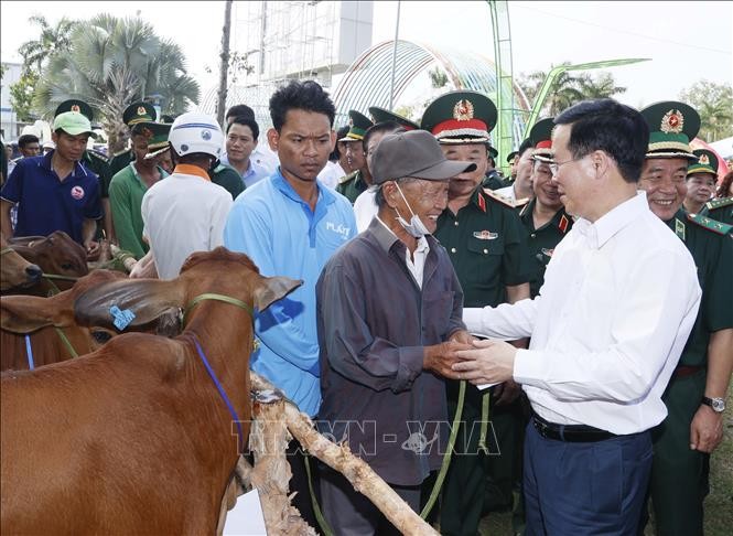 Têt: Vo Van Thuong se rend au poste-frontière international de Hà Tiên - ảnh 1