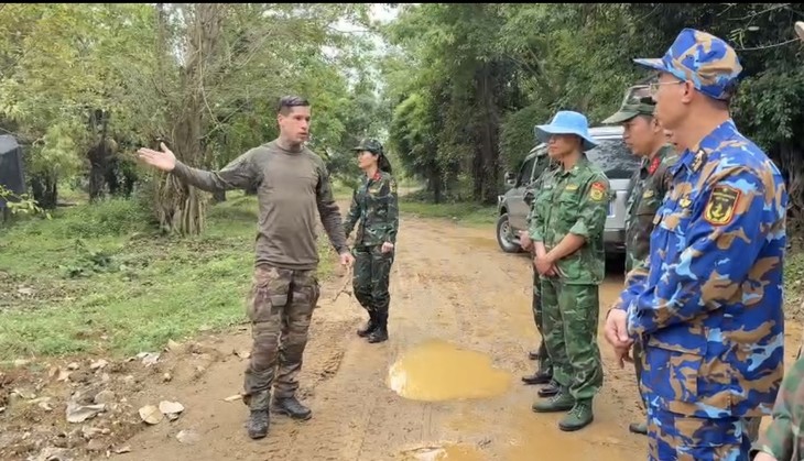 Opération de maintien de la paix de l'ONU: La France forme les officiers vietnamiens à la conduite de véhicules tout-terrain - ảnh 5