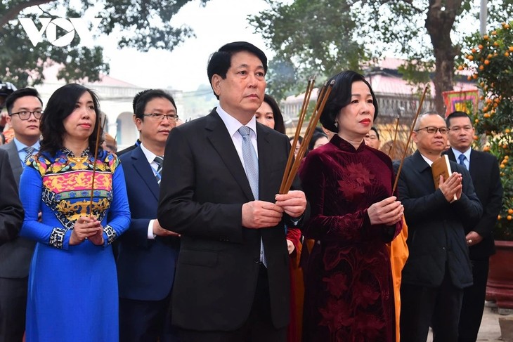 Têt: Le président Luong Cuong honore les ancêtres à la citadelle de Thang Long - ảnh 1