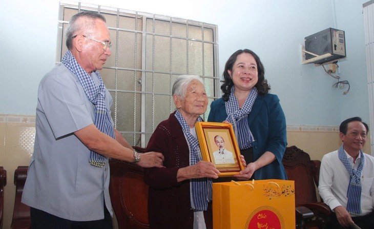 Têt: Vo Thi Anh Xuân à Bac Liêu pour soutenir les familles en difficulté - ảnh 1