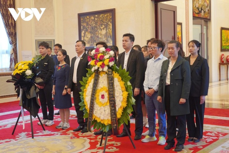 Les ambassades vietnamiennes rendent hommage au président Trân Duc Luong - ảnh 3