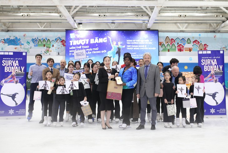 Surya Bonaly sur la glace vietnamienne - ảnh 4