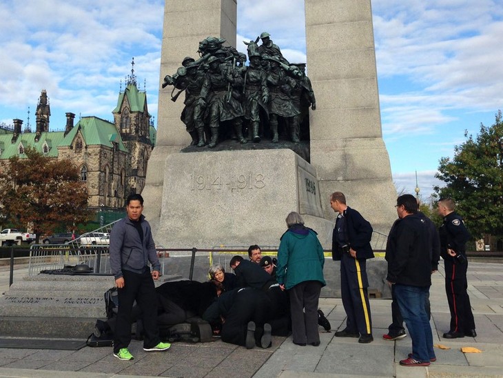 Gunman attacking Canadian parliament building shot dead - ảnh 1