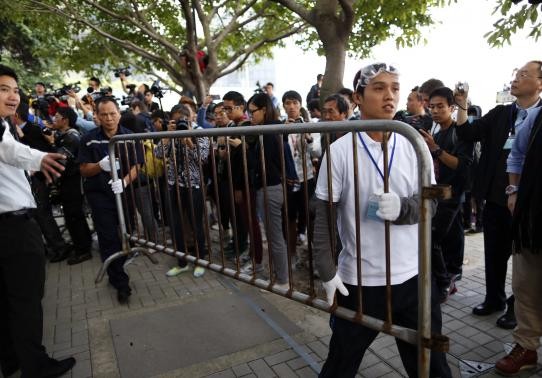 Hong Kong clears part of protest camp - ảnh 1