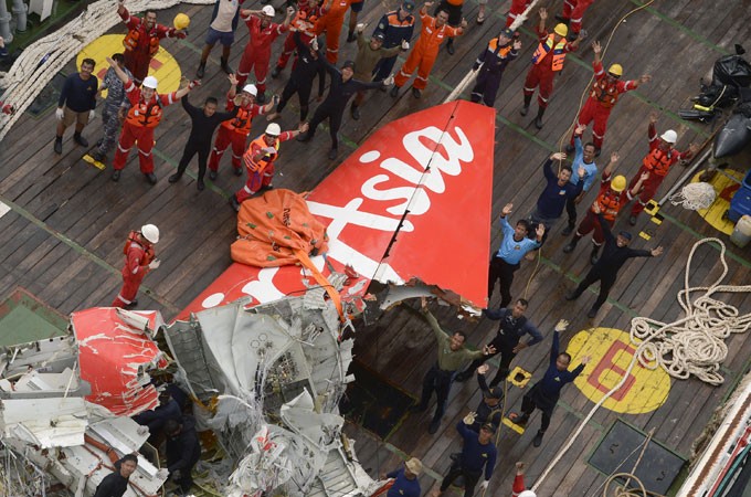 Black box of crashed AirAsia jet retrieved  - ảnh 1