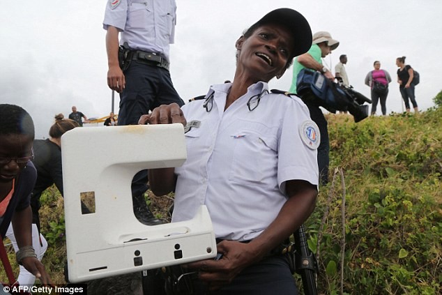 Possible MH370 debris found on Reunion Island - ảnh 1