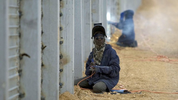 Israel builds fence along border with Jordan - ảnh 1