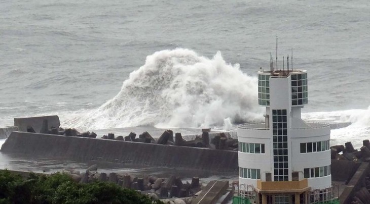 Nearly 200 flights canceled due to typhoon Malakas in Chinese Taipei  - ảnh 1