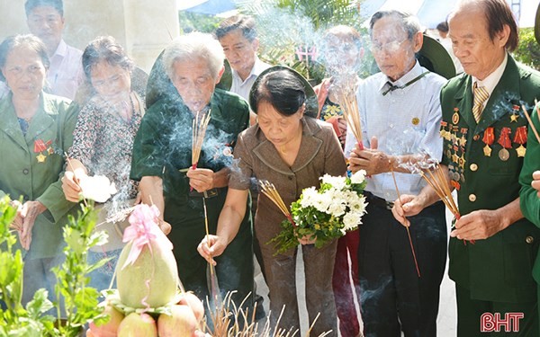 500 pay tribute to fallen youth volunteers at Dong Loc T-junction - ảnh 1