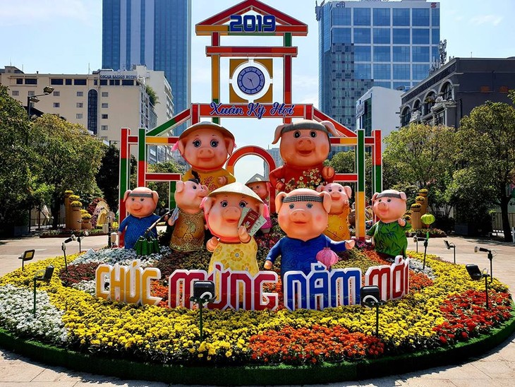 Tet flower street embellishes Ho Chi Minh city - ảnh 1