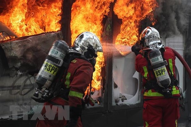 Yellow vest protests continue across France - ảnh 1