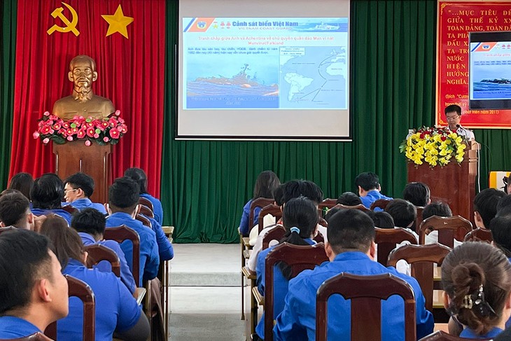 Con Dao district holds session on protecting national seas, islands - ảnh 1