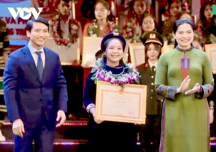 Ethnic minority students aspire to contribute to the community  - ảnh 1