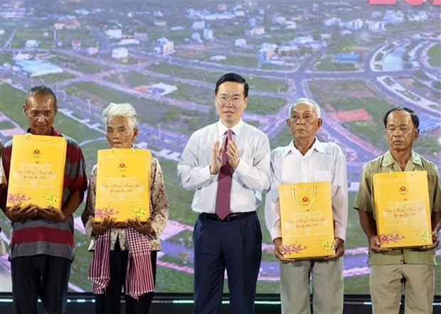 People in border areas receive gifts in spring program in Kien Giang   - ảnh 1