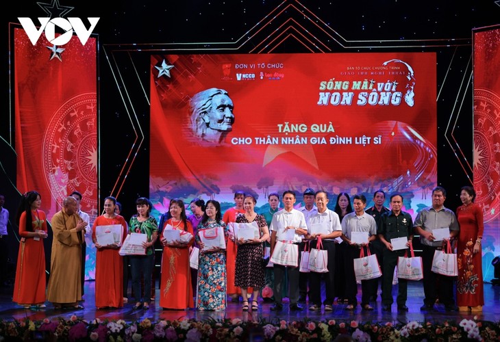 Hanoi art program honors war invalids, martyrs - ảnh 1