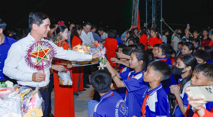 Disadvantaged children given gifts during Mid-Autumn Festival  - ảnh 1