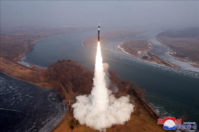 DPRK test-fires new intermediate-range hypersonic missile - ảnh 1