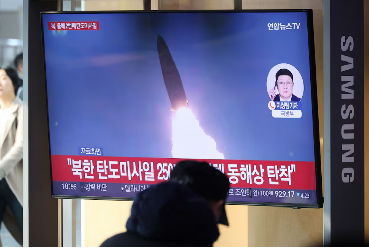 North Korea fires short-range missiles ahead of Trump return - ảnh 1