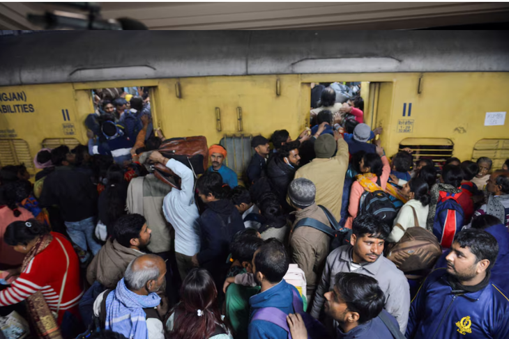 At least 18 dead in stampede at New Delhi railway station - ảnh 1