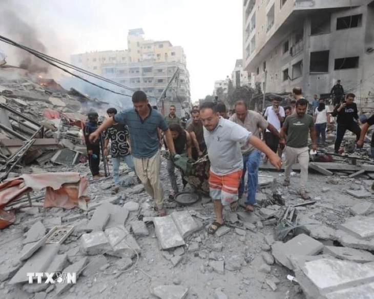 Middle East tensions rise as airstrikes hit Gaza, killing at least 100 - ảnh 1