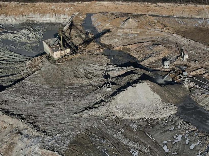 Ukrainian President  signs law ratifying natural resources deal  - ảnh 1