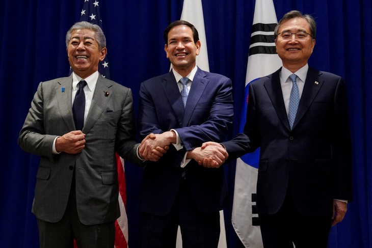 US, Japan, South Korea to seek denuclearization of North Korea - ảnh 1