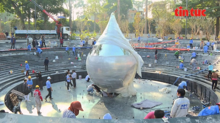 “Tear Drop” monument installed at COVID-19 Memorial Park - ảnh 1