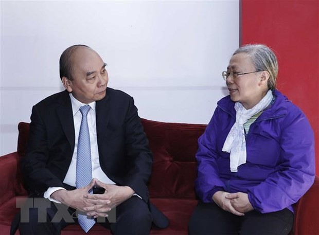 Presiden Vietnam Nguyen Xuan Phuc Mengunjungi dan Mengucapkan Selamat Tahun Baru kepada Keluarga para Almarhum Presiden - ảnh 1