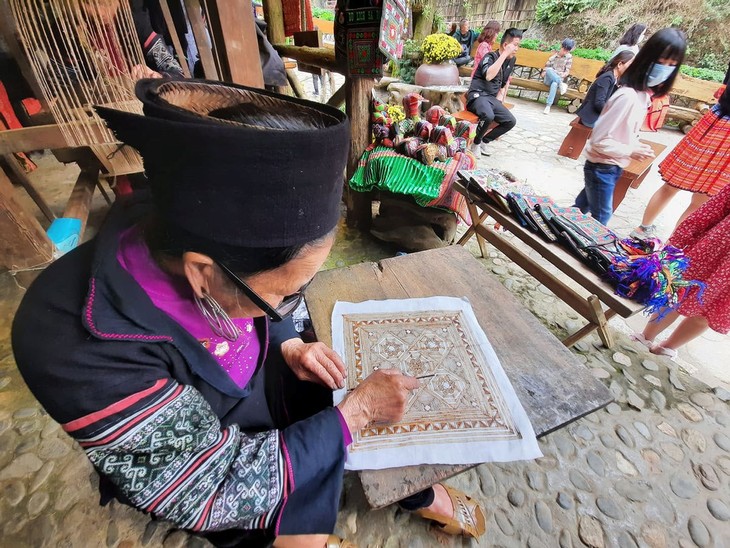 Memperkenalkan Kesenian Canting dengan Lilin Madu dari Warga Etnis Mong  - ảnh 1