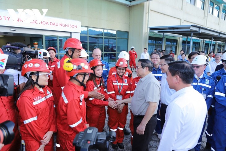 Perdana Menteri Pham Minh Chinh Periksa Pelaksanaan Proyek-Proyek Titik Berat di Zona Ekonomi Nghi Son, Thanh Hoa - ảnh 1