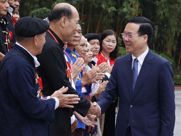 Presiden Vo Van Thuong Bertemu dengan Delegasi orang-orang Berwibawa yang Tipikal di Kalangan Etnis Minoritas - ảnh 1