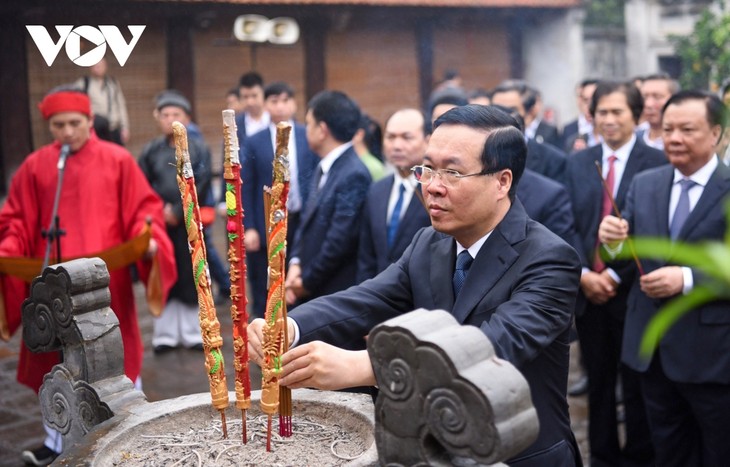 Presiden Vo Van Thuong Membakar Hio Mengenangkan Raja An Duong Vuong - ảnh 1