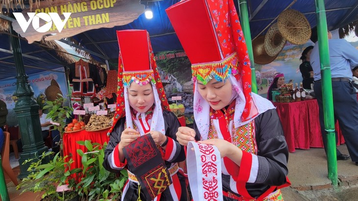 Wanita Etnis Dao Thanh Phan dan Kecintaan dengan Kerajinan Menyulam Tradisional - ảnh 1