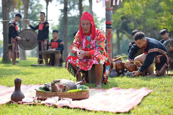 Upacara Berdoa Memohon Kesehatan dari Warga Etnis Minoritas Ede - ảnh 2