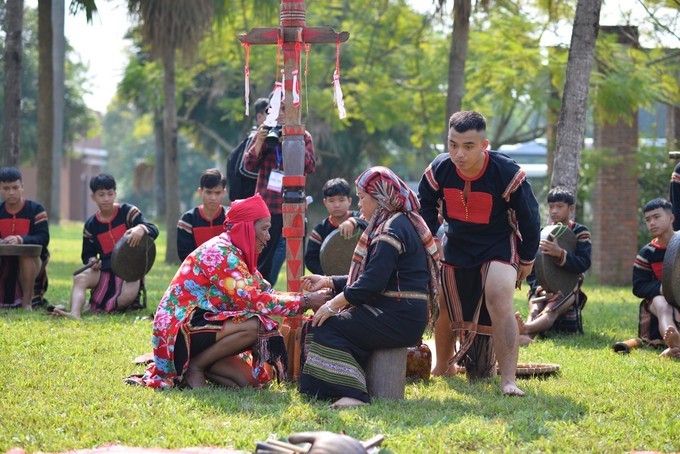 Upacara Berdoa Memohon Kesehatan dari Warga Etnis Minoritas Ede - ảnh 1