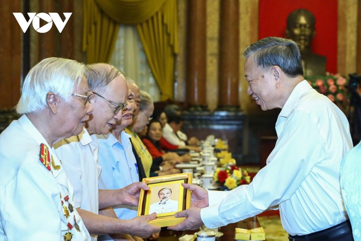 Sekjen, Presiden To Lam Bertemu dengan Saksi yang Mengabdi dan Melindungi Presiden Ho Chi Minh - ảnh 1