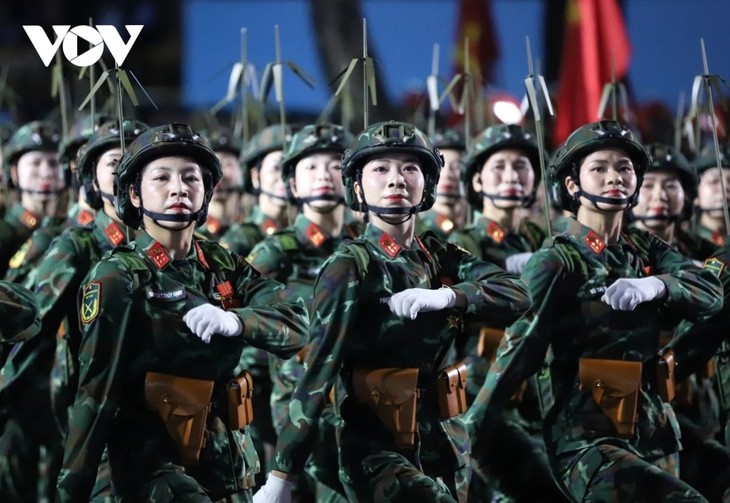 Gladi Bersih Parade dan Pawai Tingkat Negara Peringati HUT Ke-50 Pembebasan Vietnam Selatan dan Penyatuan Tanah Air - ảnh 1