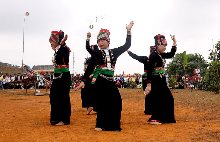 ສິລະປະຟ້ອນຂອງຊົນເຜົ່າຂະມຸ - ảnh 1