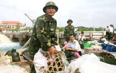 ມອບຂອງຂວັນປີໃໝ່ ໃຫ້ແກ່ນັກຮົບຢູ່ ໝູ່ເກາະ ເຈື່ອງຊາ - ảnh 1