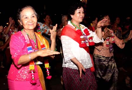 ລາຍການຟ້ອນລຳວົງໃນງານບຸນ Carnaval  Ha Long 2012 - ảnh 2