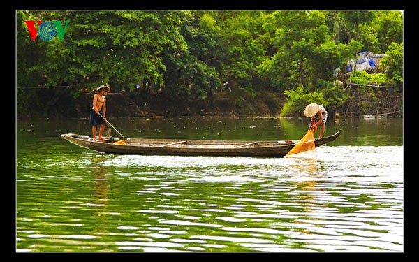 ຊາວ ເຫ້ວ ທຳມາຫາກິນ ໃນທ້ອງແມ່ນ້ຳ - ảnh 2