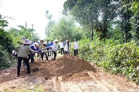 ການກໍ່ສ້າງທາງດ້ວຍເບຕົງໃນເຂດຊົນນະບົດຢູ່ແຂວງຕວຽນກວາງ - ảnh 1