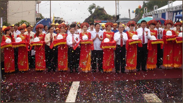 ທ່ານປະທານສະພາແຫ່ງຊາດ Nguyen Sinh Hung ຕັດແຖບຜ້ານຳຂົວ Ben Thuy 2 ເຂົ້າເຄື່ອນໄຫວ - ảnh 1