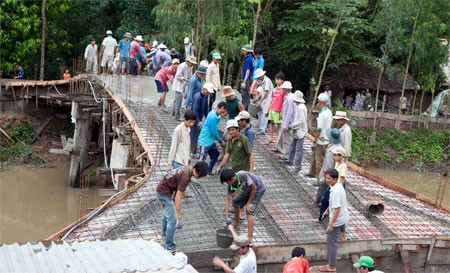 ປະກອບກຳລັງເຫື່ອແຮງພ້ອມກັບປະຊາຊົນເພື່ອພາລະກິດພັດທະນາລວມ - ảnh 2