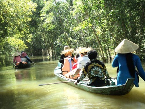 ທ່ອງທ່ຽວເຂດທົ່ງພຽງແມ່ນ້ຳຂອງຍາມນ້ຳຂຶ້ນສູງ - ảnh 3