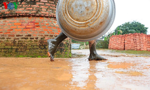 ໝູ່​ບ້ານ​ລ້ຽງ​ປາ​ໃນ​ຄຳ ເພື່ອ​ບູ​ຊາ​ເທວະ​ດາ​ຜູ້​ດູ​ແລ​ເຕົ​າ​ໄຟ - ảnh 1