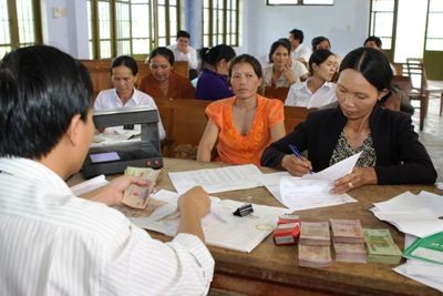 ລັດຖະບານຕົກລົງໃຫ້ກູ້ຢືມທຶນບຸລິມະສິດສຳລັບຄອບຄົວໃກ້ຈະຖືກຈັດໃນເປົ້າໝາຍຄອບຄົວທຸກຍາກ - ảnh 1