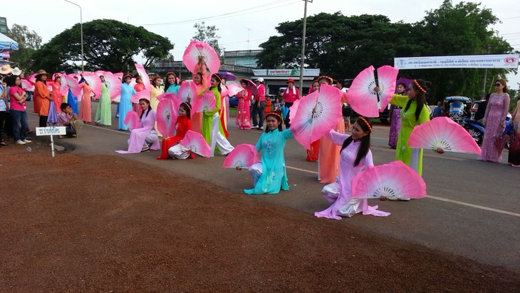 ລາຍການຟ້ອນວີ ຂອງ ຊາວ ຫວຽດນາມ ຢູ່ເມືອງ ພັງຄົນ ແຂວງ ຊາຄອນນະຄອນ ປະເທດໄທ - ảnh 6